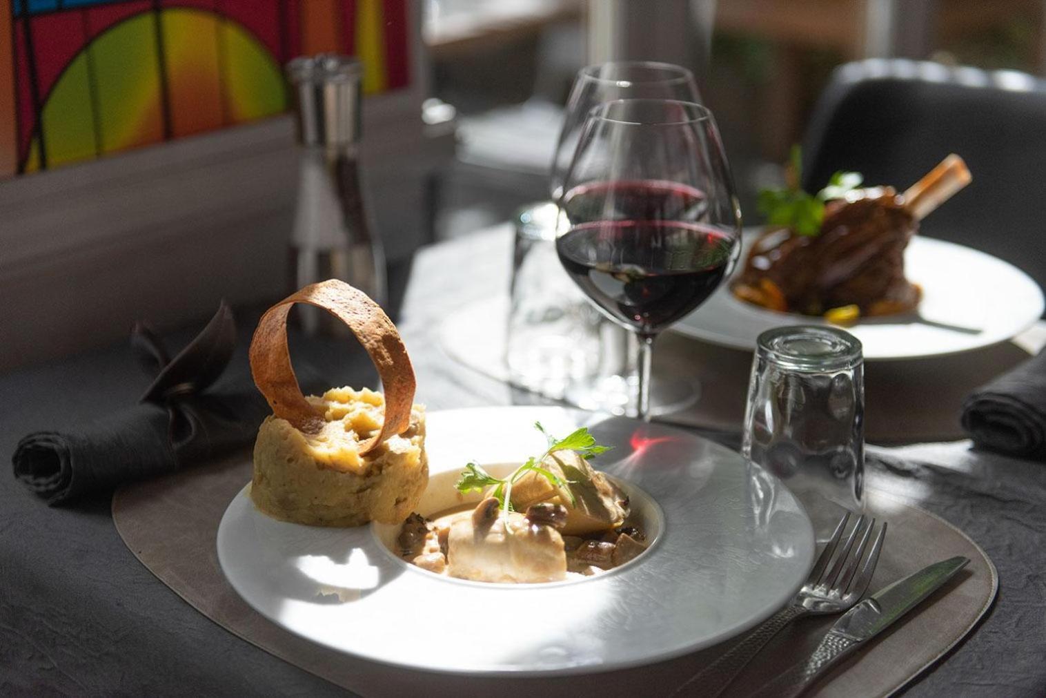 Logis - Hostellerie & Restaurant Du Marche Le Cateau-Cambresis Luaran gambar